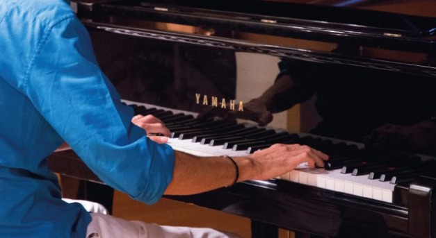 A világon elsőként különleges zongorajátékkal kísérve műtöttek egy daganatos kisfiút